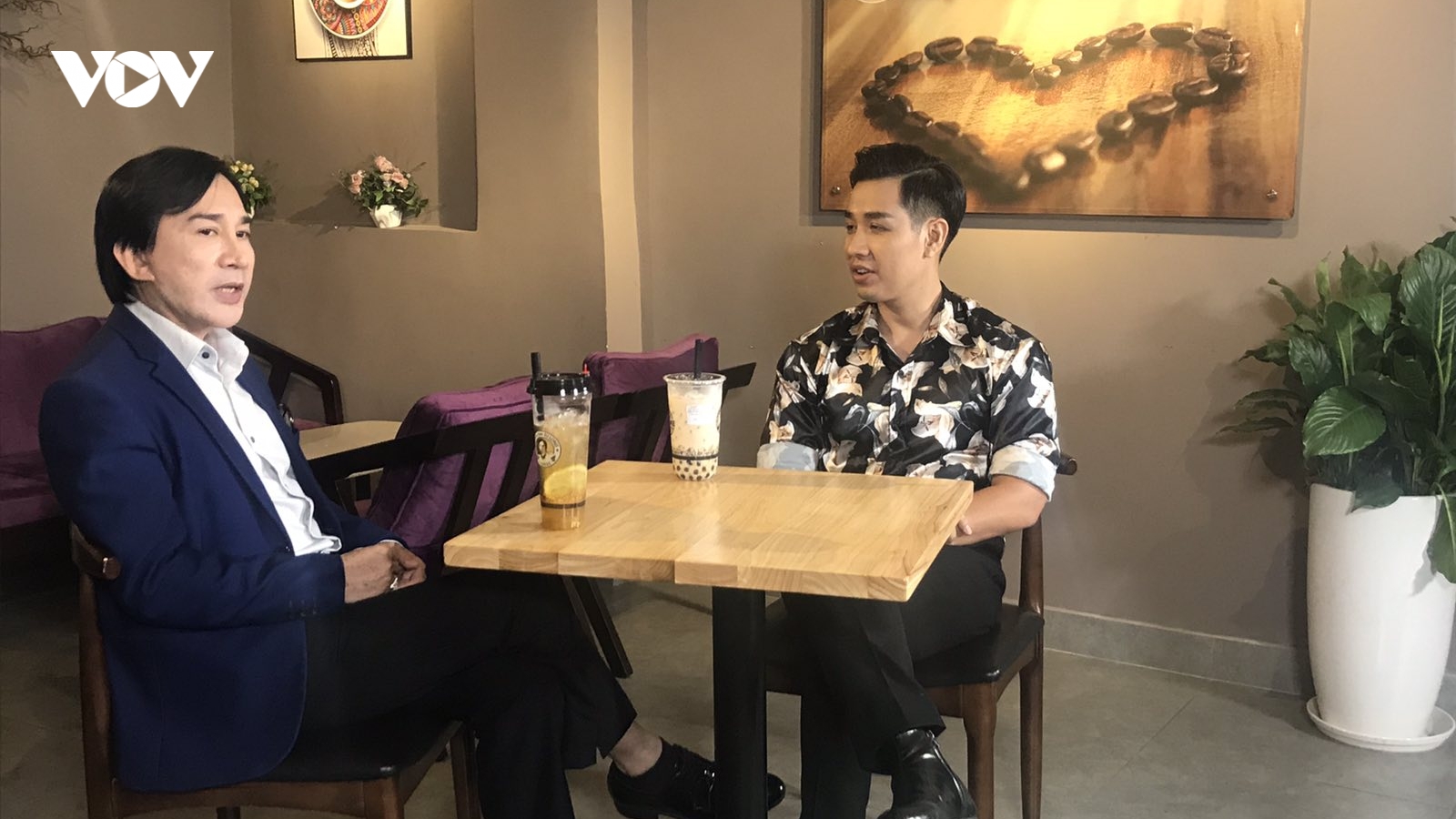 NSƯT Kim Tử Long hướng dẫn MC Nguyên Khang làm món cafe đặc biệt