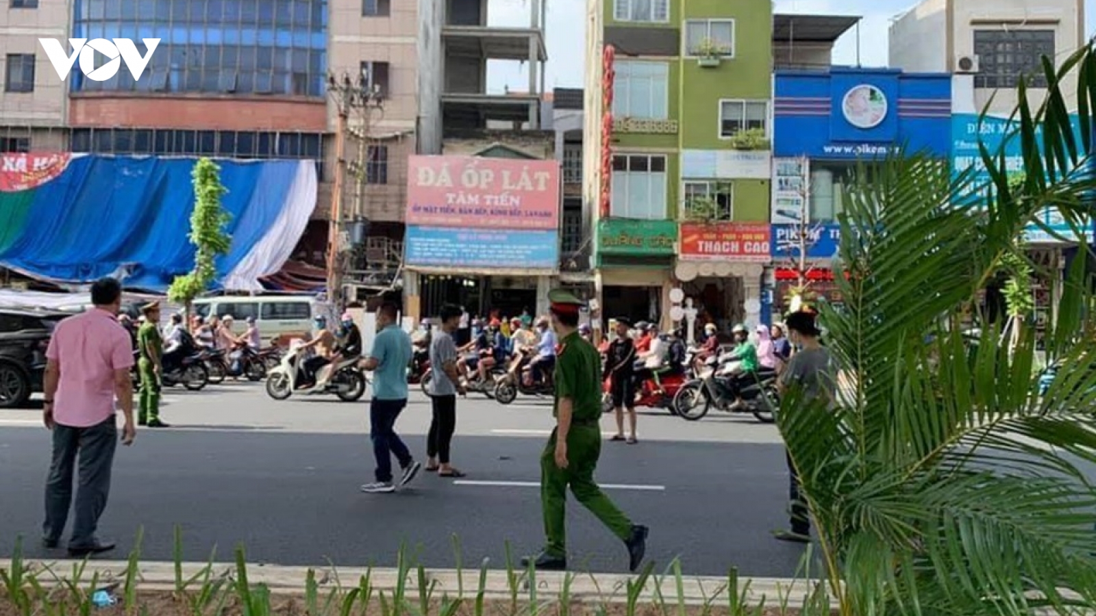 Dẫn giải 4 thanh niên đến thực nghiệm hiện trường vụ đâm xe vào bà bầu