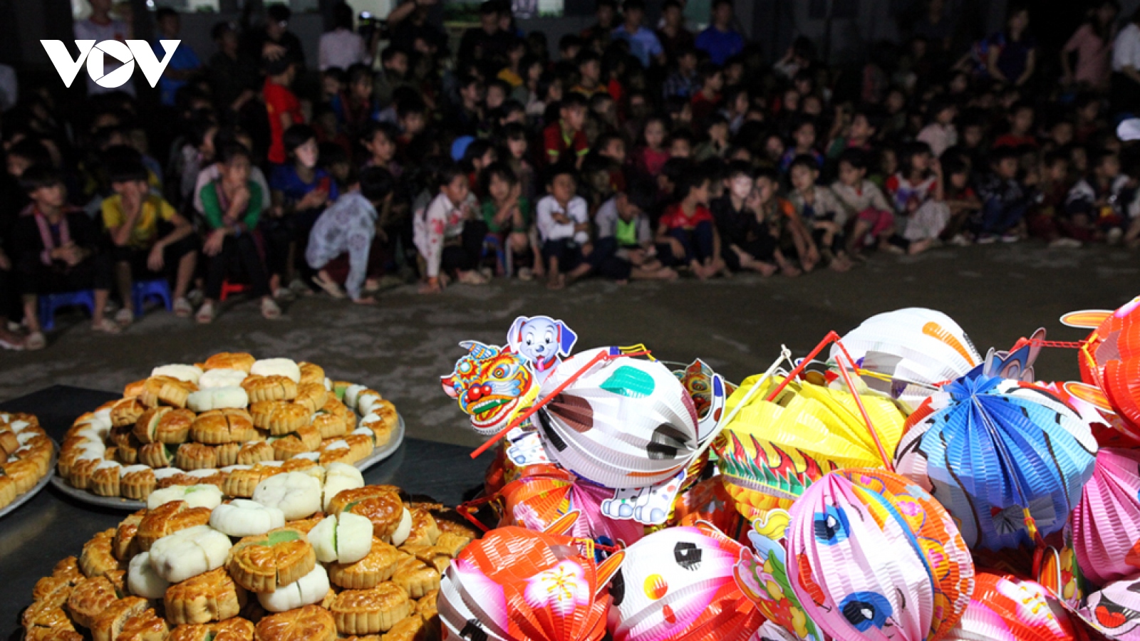 Mang Tết Trung thu từ Hà Nội lên vùng cao Nậm Ban