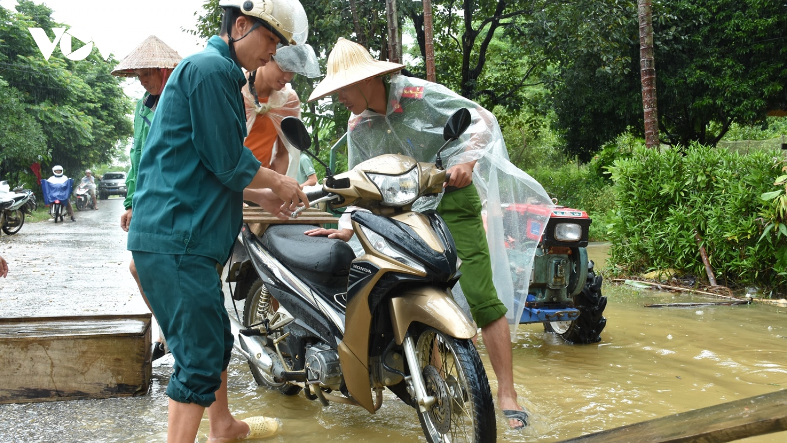 Ảnh: Người dân Lục Yên (Yên Bái) nhọc nhằn vượt lũ