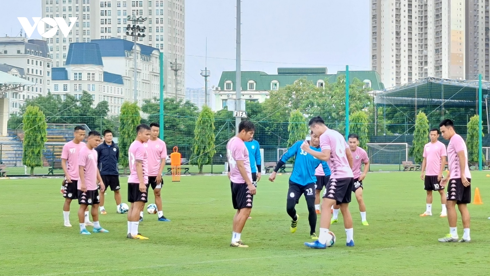 Hà Nội FC "đội mưa" tập luyện chuẩn bị quyết chiến với TPHCM