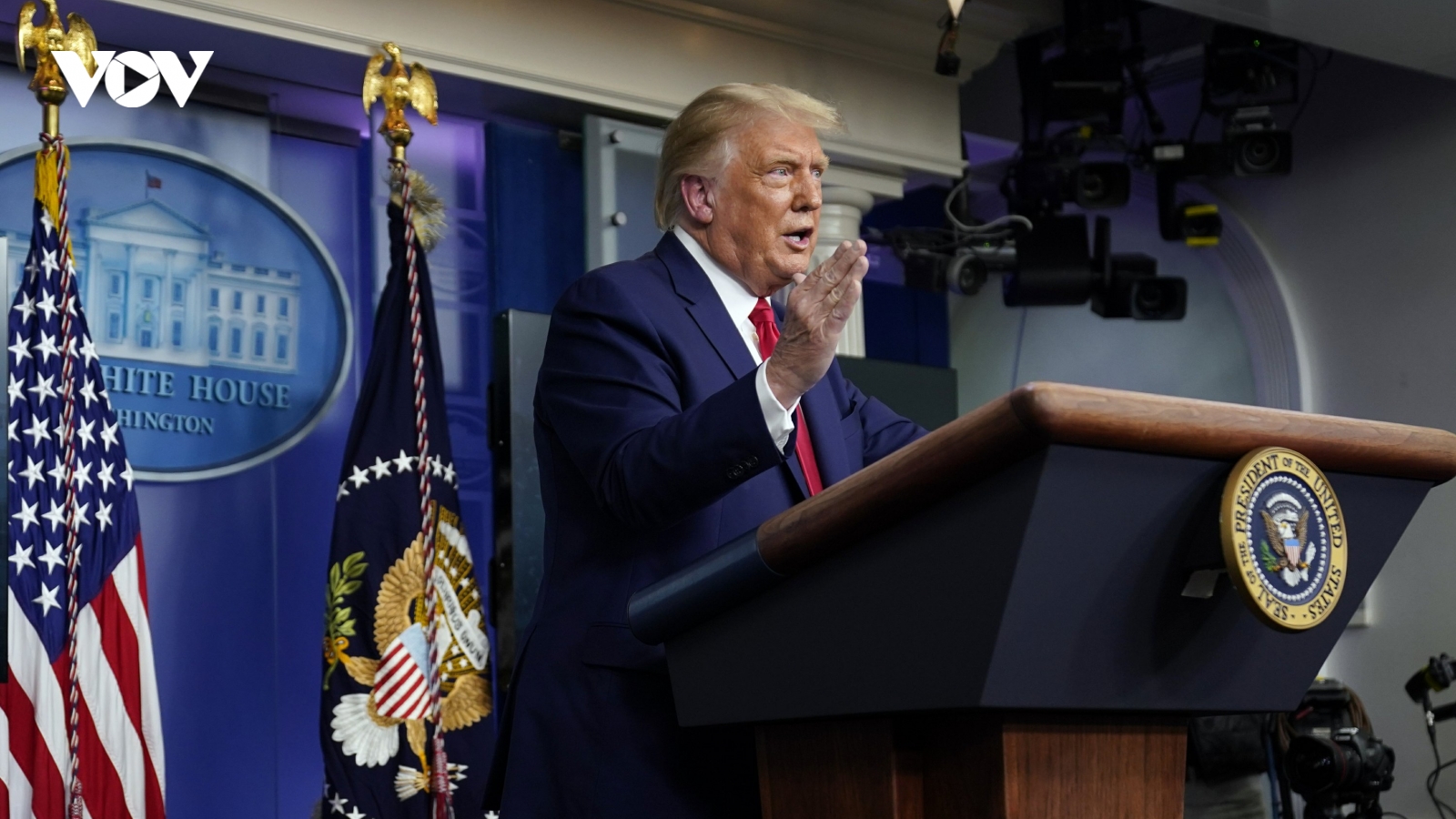 Ông Trump: Giám đốc CDC sai lầm khi nói khẩu trang hiệu quả hơn vaccine Covid-19