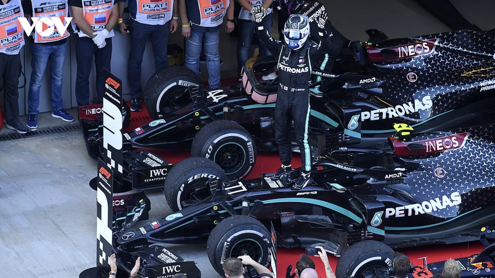Lewis Hamilton nhận 2 án phạt cộng 5 giây, Valtteri Bottas thắng kịch tính ở chặng F1 Nga