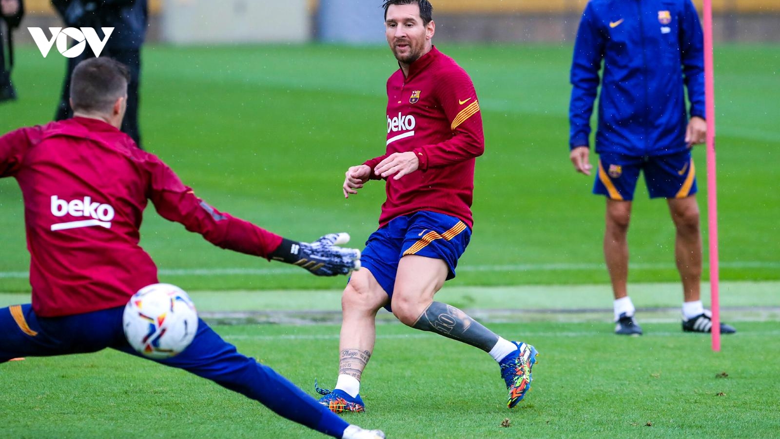 Cận cảnh: Lionel Messi đội mưa tập luyện cùng toàn đội Barca