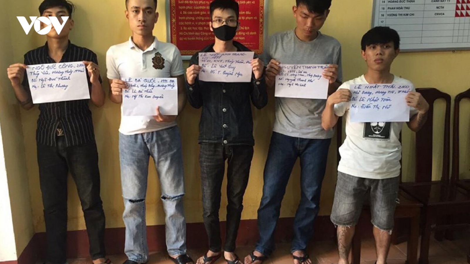 Ngăn chặn 2 nhóm thanh niên mang dao tự chế, roi điện và bình xịt hơi cay hỗn chiến