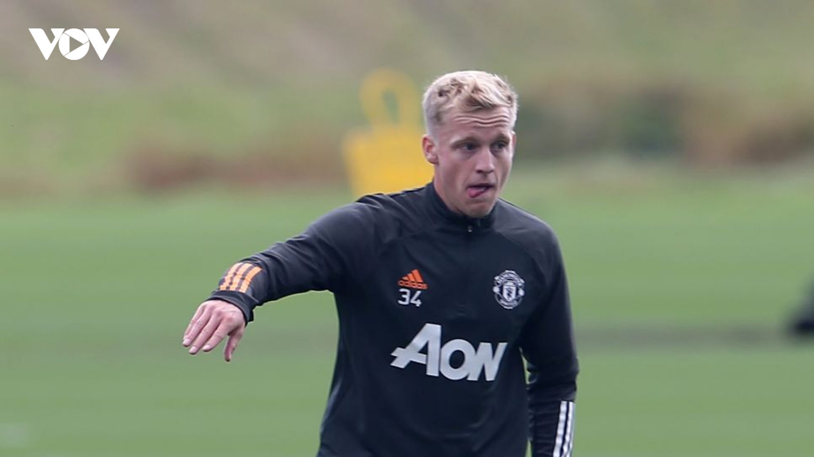 Donny van de Beek ghi điểm trong buổi tập đầu tiên với HLV Solskjaer