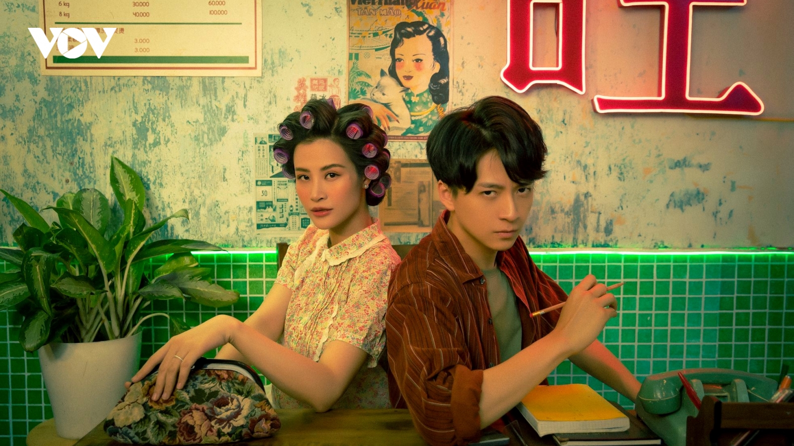 Đông Nhi bế bụng bầu đi "đòi nợ" cùng Ngô Kiến Huy trong MV mới