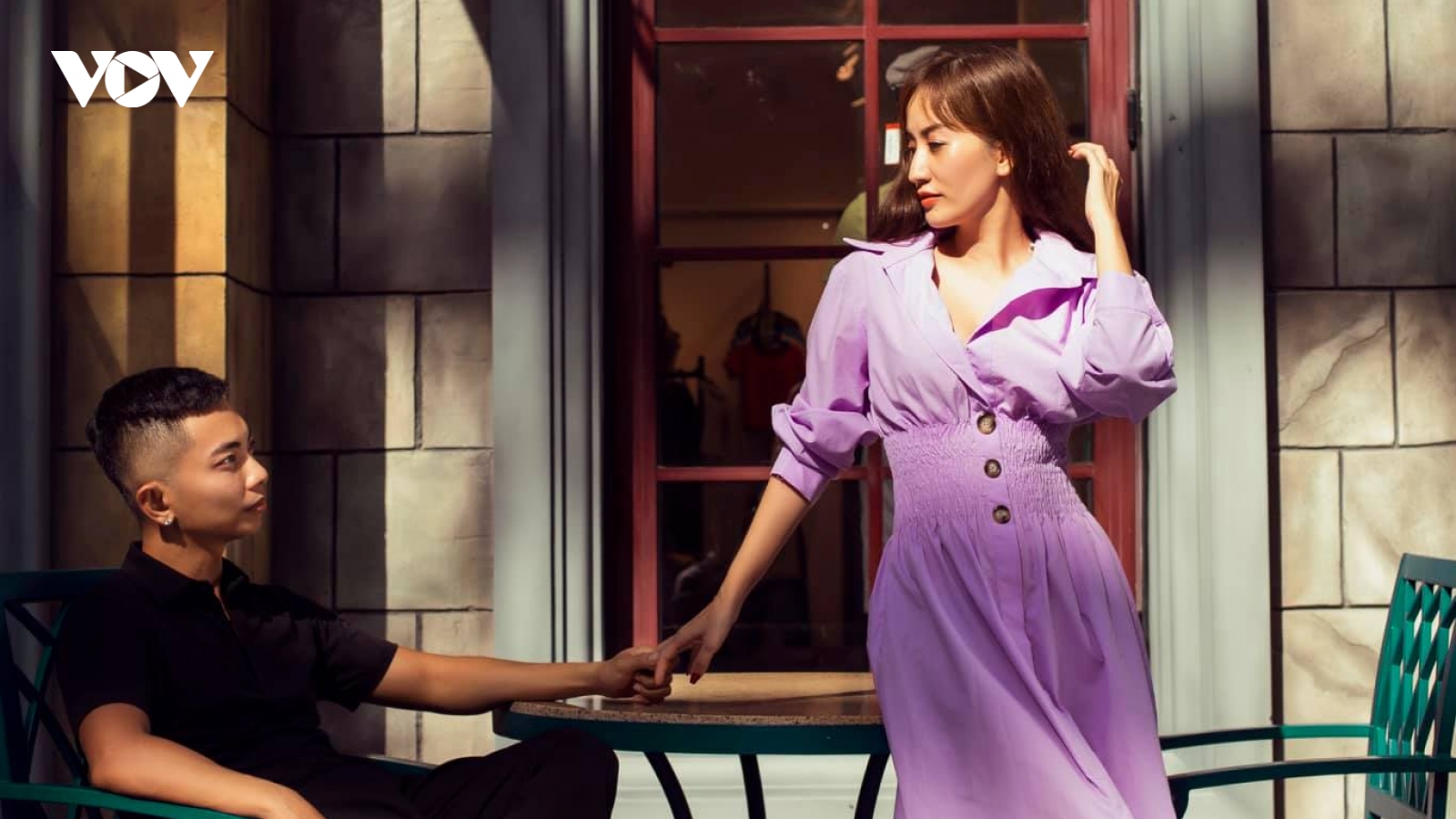 Chuyện showbiz: Khánh Thi diện đầm ngọt ngào, tạo dáng lãng mạn bên chồng trẻ Phan Hiển