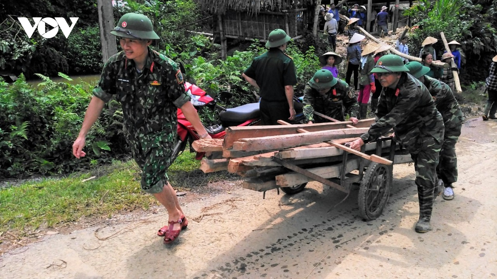Quân dân Yên Bái chung sức hỗ trợ nhau vượt qua mùa mưa lũ