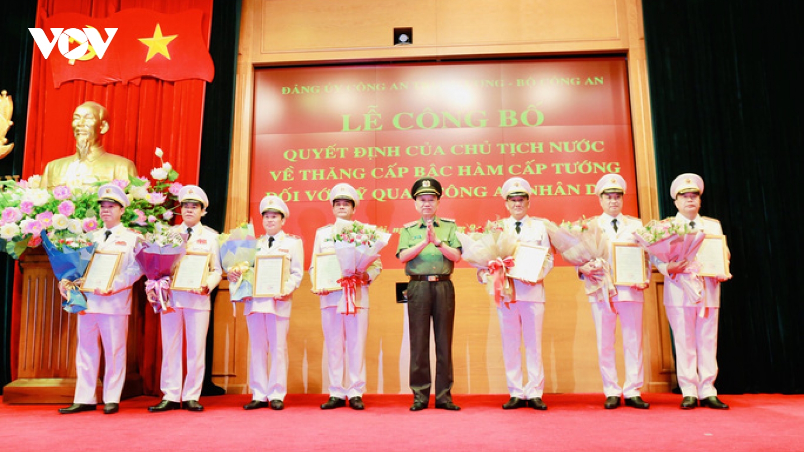 Trao quyết định thăng hàm cấp tướng cho 9 sĩ quan Công an cao cấp