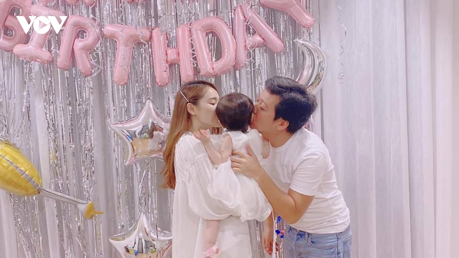 Trường Giang facetime với Nhã Phương chỉ để nhìn con gái