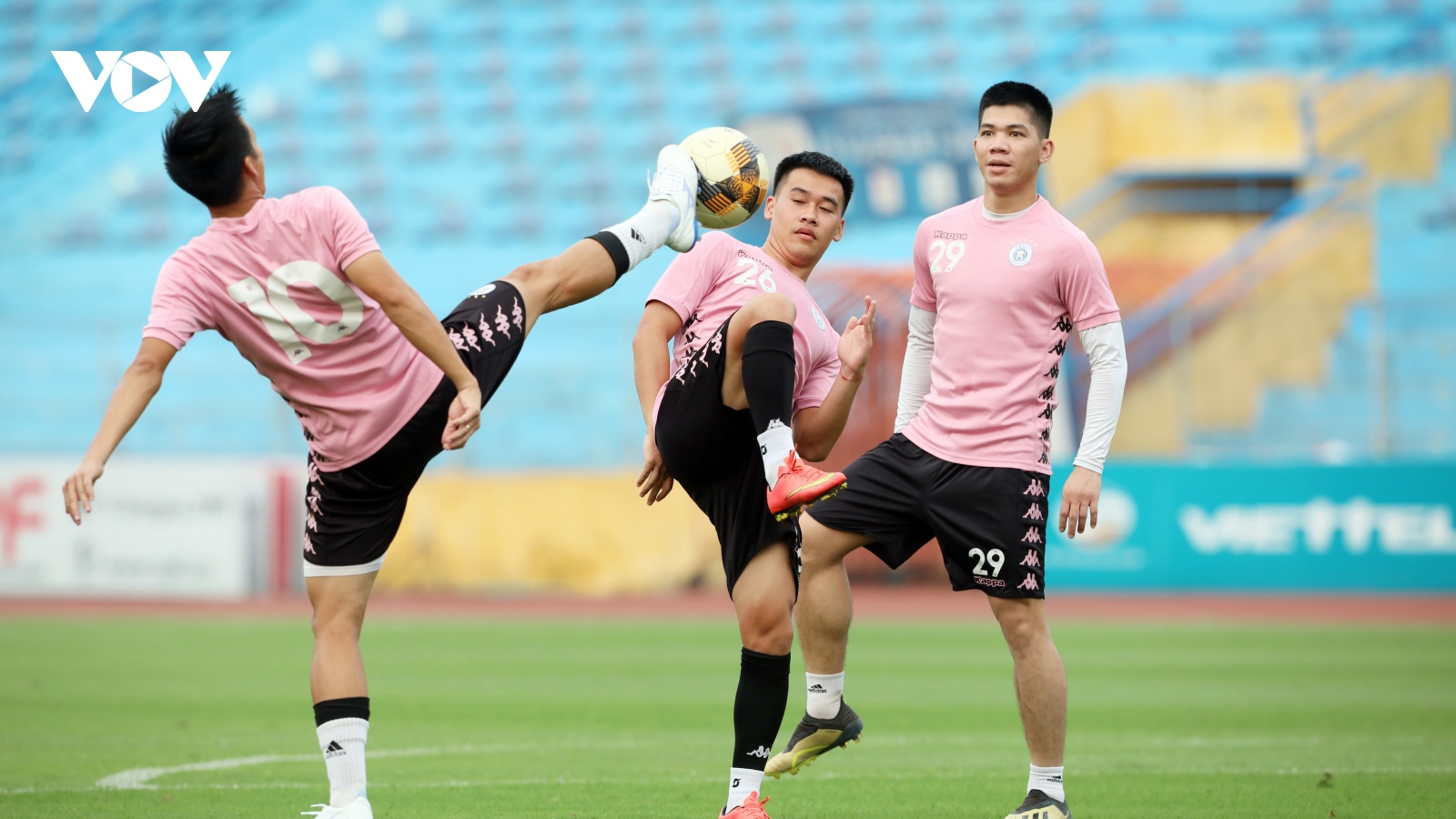 VIDEO: Quang Hải và đồng đội ở Hà Nội FC chơi đá ma như Barca