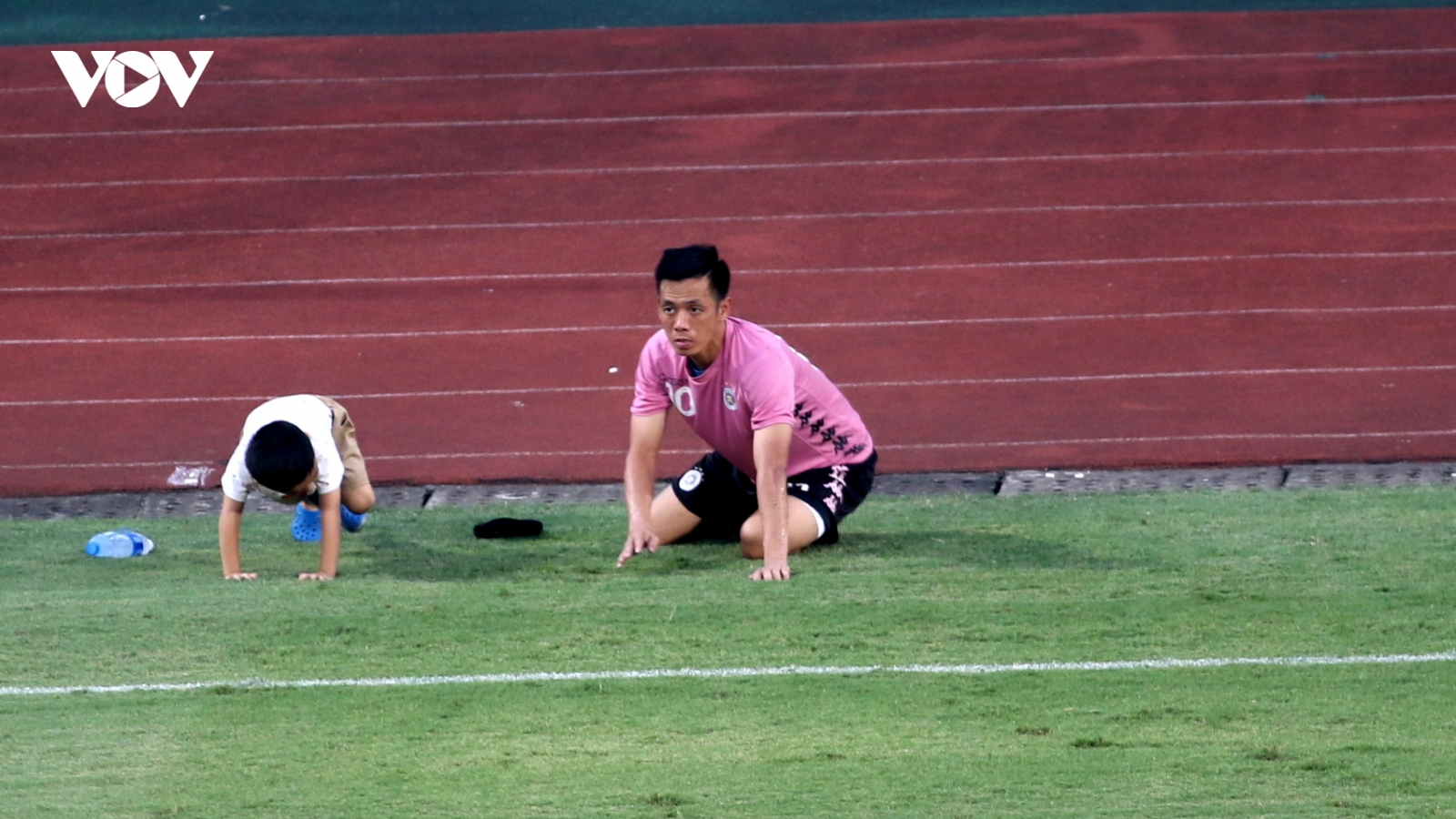 Khoảnh khắc đáng yêu của Văn Quyết và "quý tử" bên lề trận Hà Nội FC - Viettel