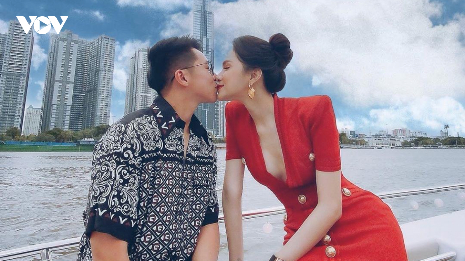 Hương Giang ngọt ngào "khóa môi" bạn trai CEO trên du thuyền