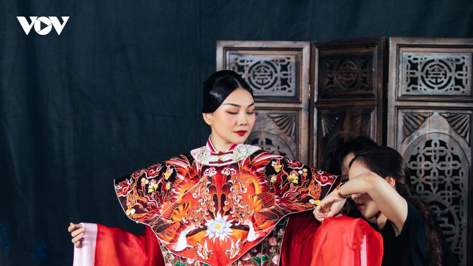 Thanh Hằng khoác phượng bào 10kg khi hóa thân thành Hoàng hậu Dương Vân Nga
