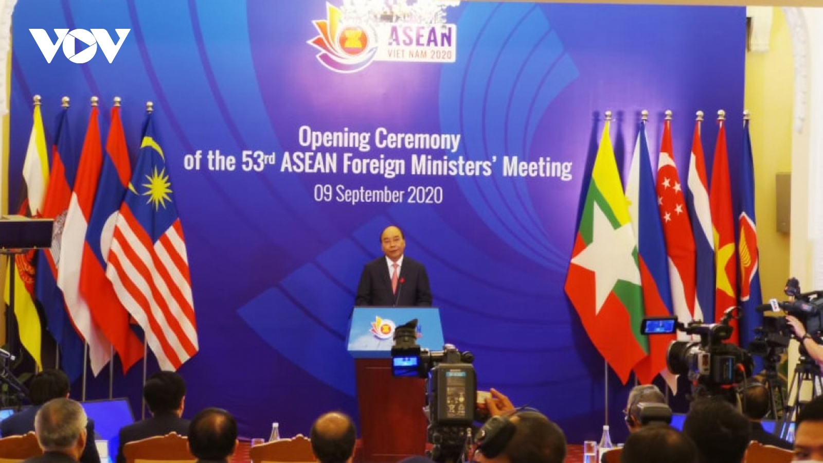 PM Phuc highlights ASEAN solidarity in coping with difficulties and challenges