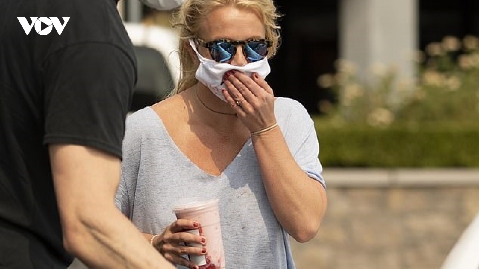 Britney Spears lộ diện xuề xòa ra phố mua sắm