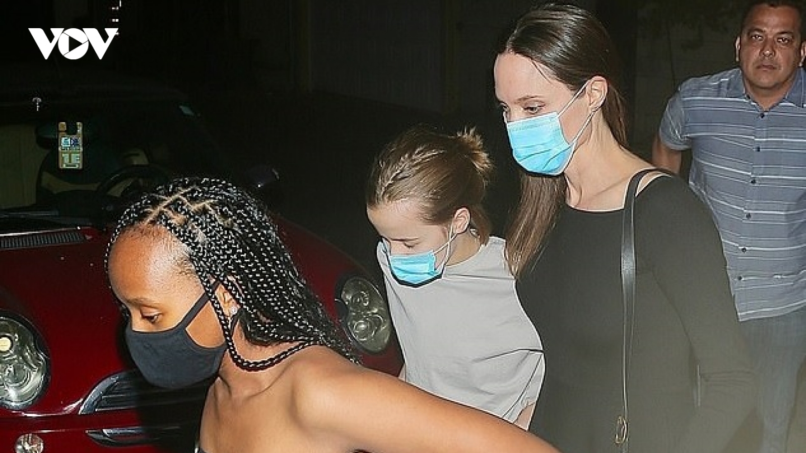 Angelina Jolie giản dị đưa 2 con gái cưng đi ăn tối ở Hollywood