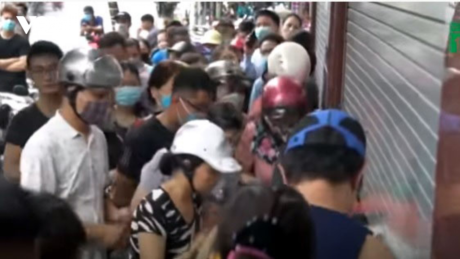 Chen nhau từ 5h sáng để mua bánh Trung thu