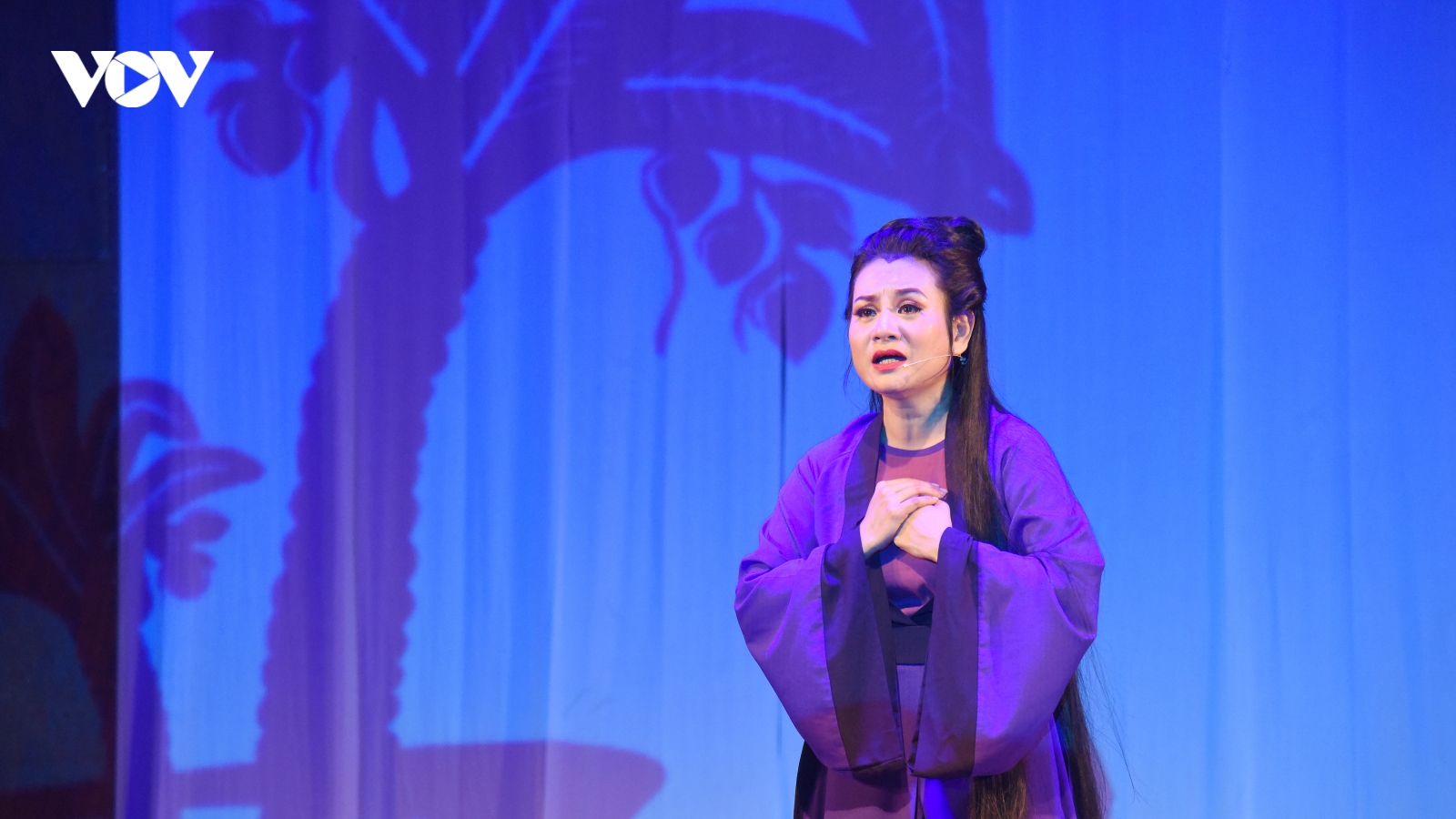 NSƯT Thu Trang: Từ cô gái “trùm áo mưa” đến nàng Tô Thị của sân khấu cải lương