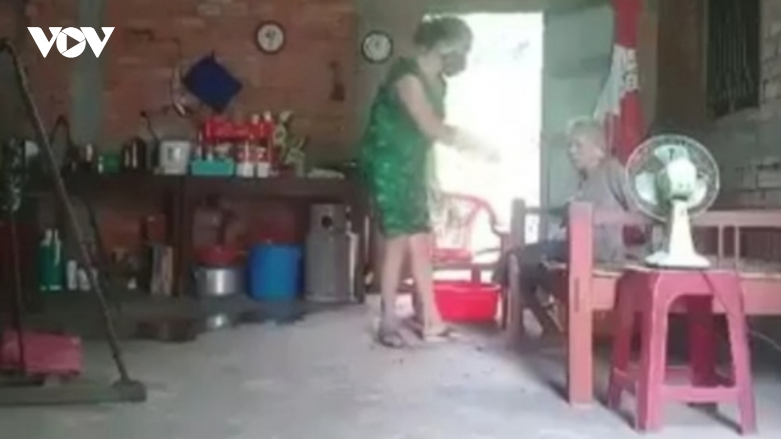 Công an lấy lời khai người liên quan vụ cụ già 88 tuổi bị đánh đập ở Long An