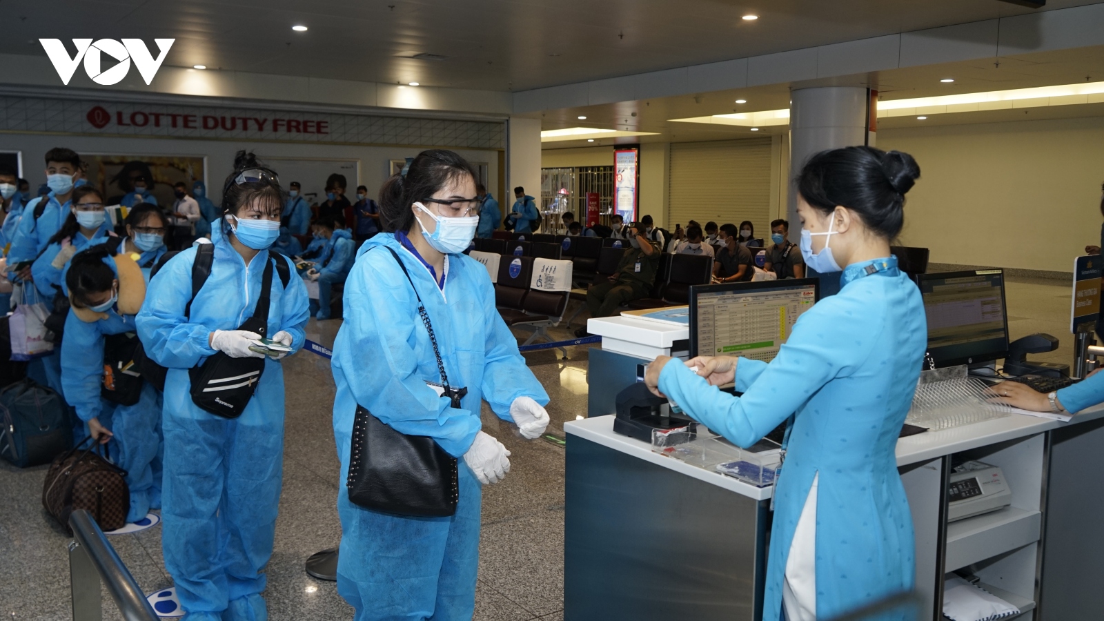 Ảnh: Khách lên chuyến bay thương mại quốc tế đầu tiên sang Nhật Bản sau dịch