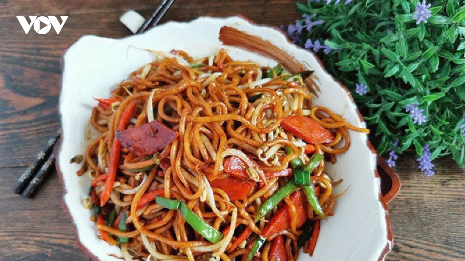 Bí quyết xào mì không sát chảo ít ai biết