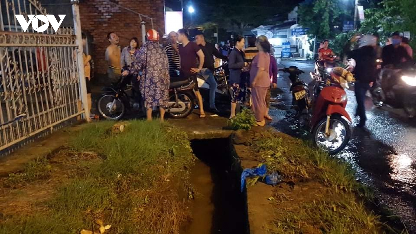 Mưa lớn khiến một phụ nữ rơi xuống mương nước mất tích ở Đồng Nai