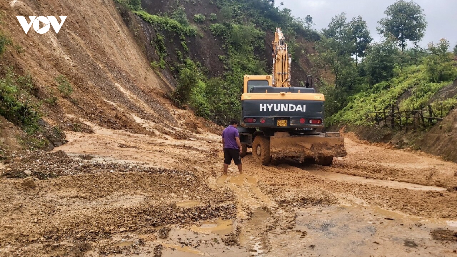 Mưa kéo dài gây sạt lở, ách tắc tuyến đường từ Sơn La đi Lai Châu