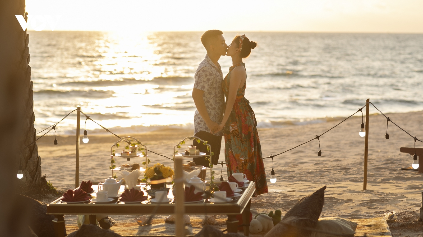 Chồng trẻ ga lăng cõng Khánh Thi đi dạo vì lo vợ đau chân