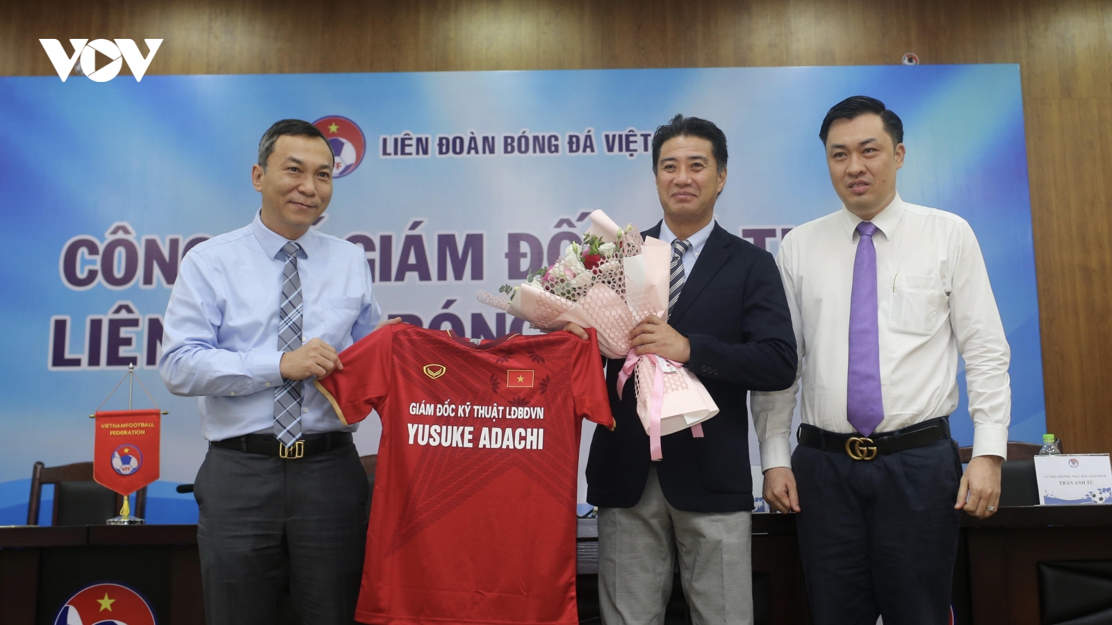 Lãnh đạo VFF nói gì về chuyện tiền lương của GĐKT Yusuke Adachi?