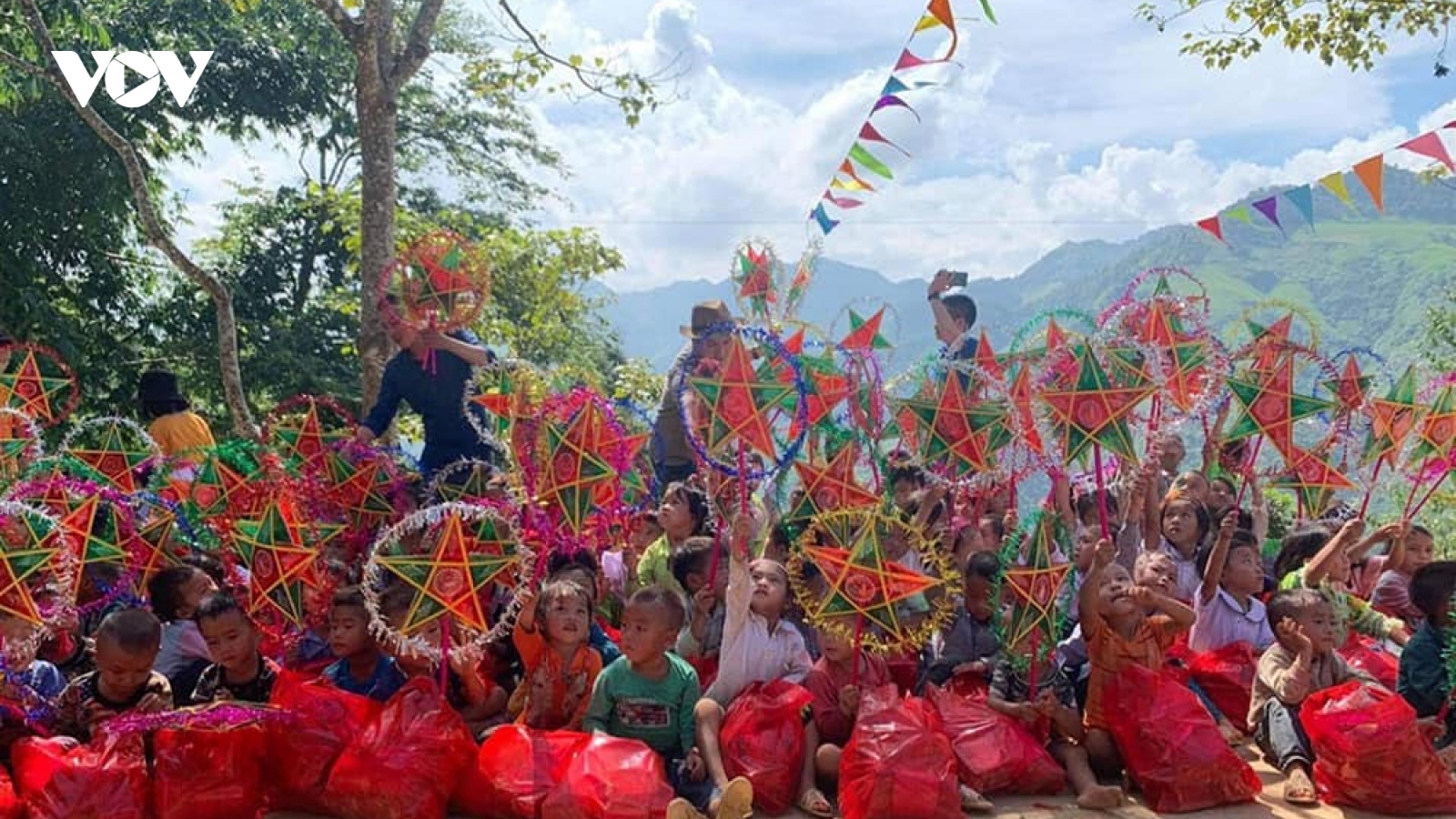 Ảnh: Niềm vui của trẻ em Yên Bái dịp Tết trung thu