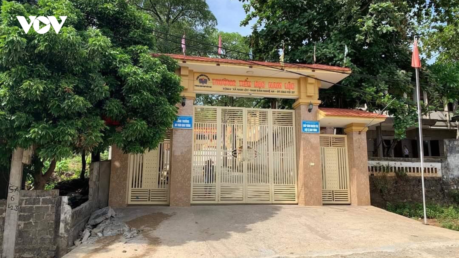 Sập tường rào trước cổng trường, 1 học sinh tử vong