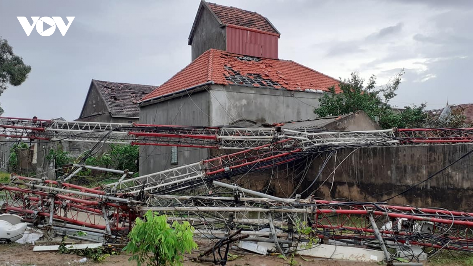 Lốc xoáy quật đổ cột viễn thông, cả trăm nhà dân bị hư hỏng