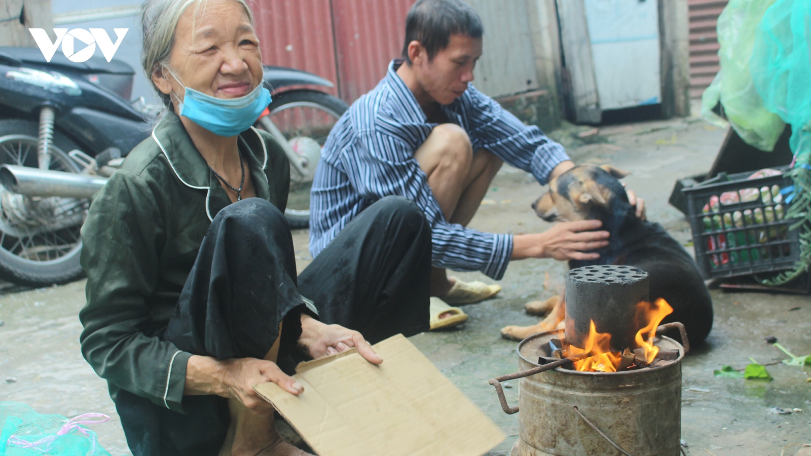Những người già trong “khu ổ chuột” ở Hà Nội và gánh nặng mưu sinh