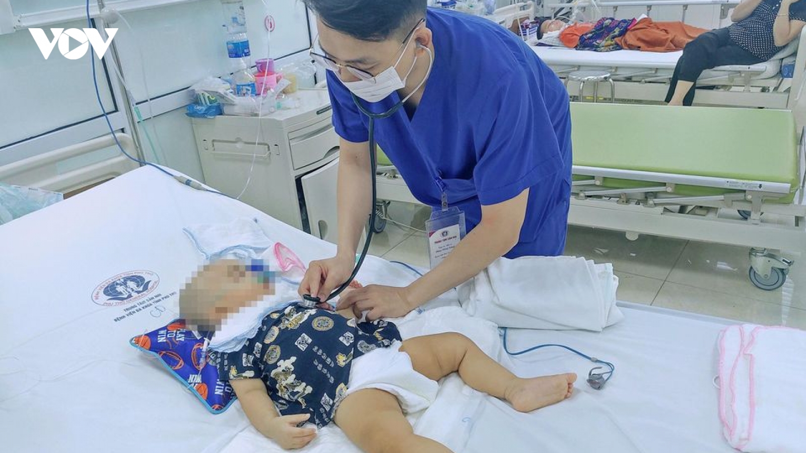 Trượt chân ngã, bé trai 11 tháng tuổi bị kéo đâm gây xuất huyết não