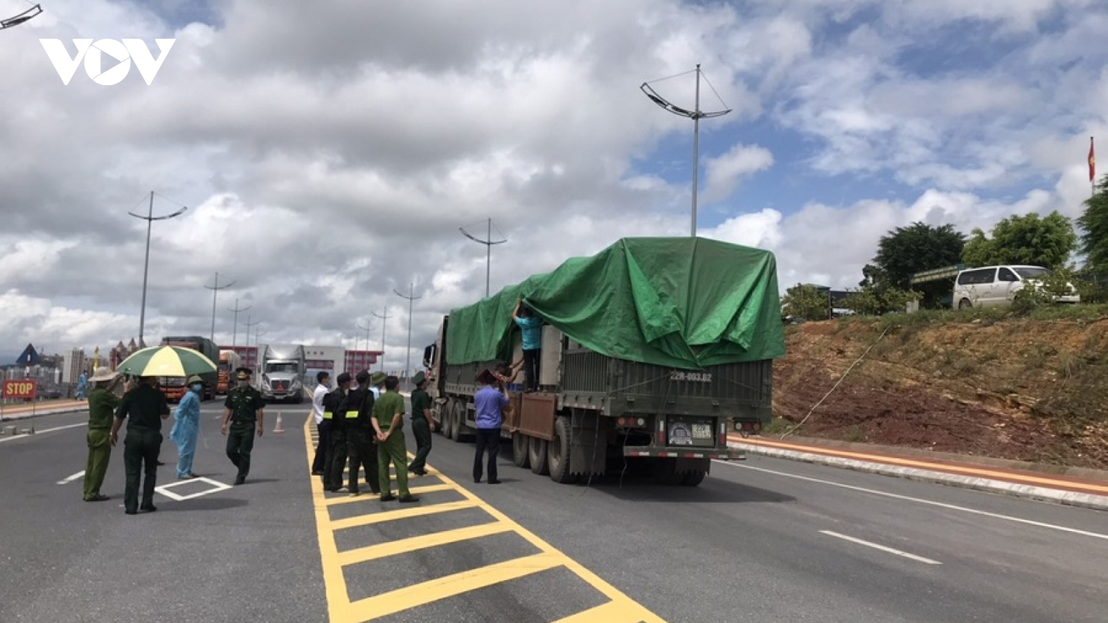 Quảng Ninh: Khám xét 2 xe container ngụy trang chở giấy cuộn có dấu hiệu nghi vấn
