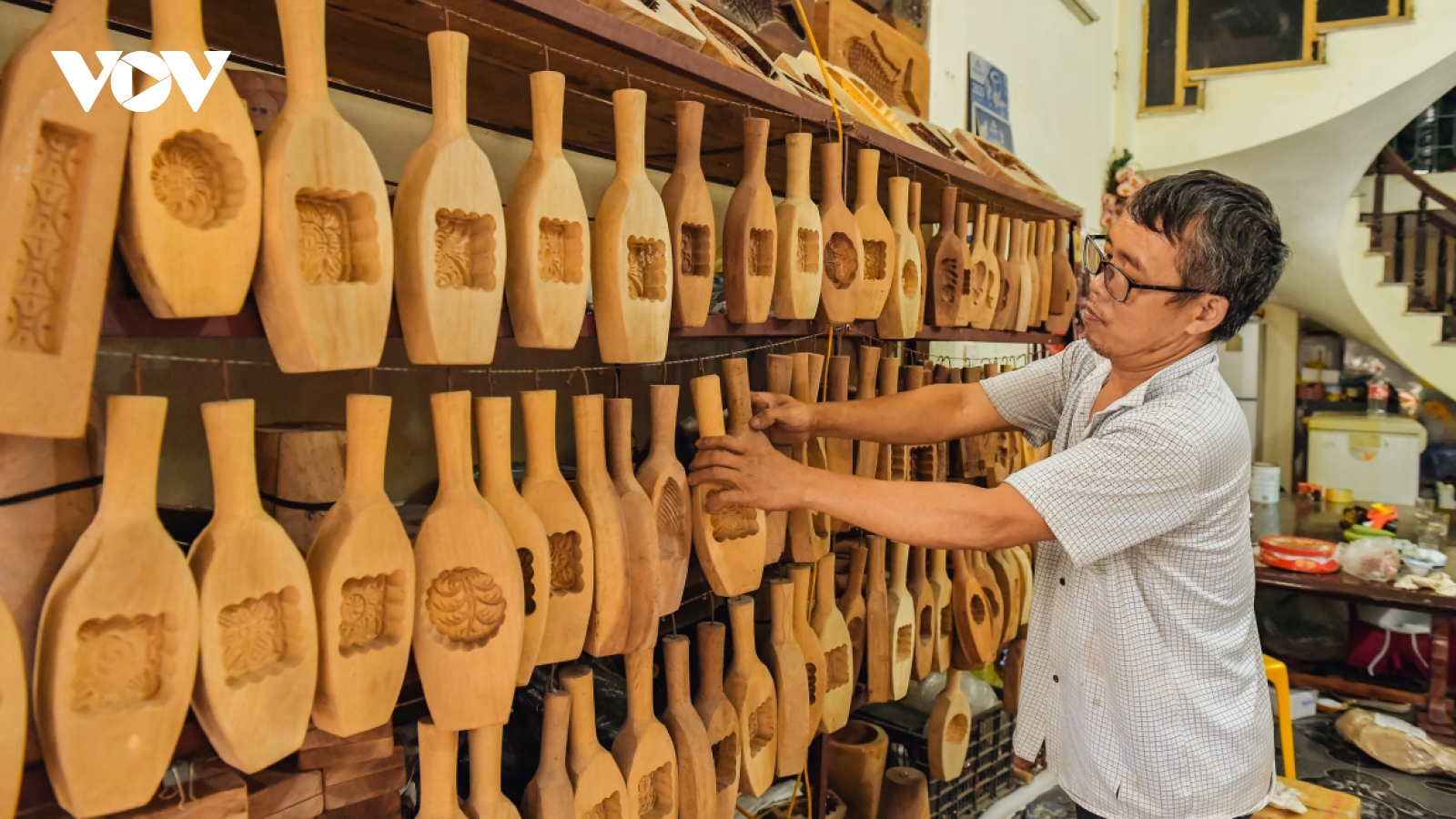 Hanoi family keeps tradition of making wooden mooncake moulds alive