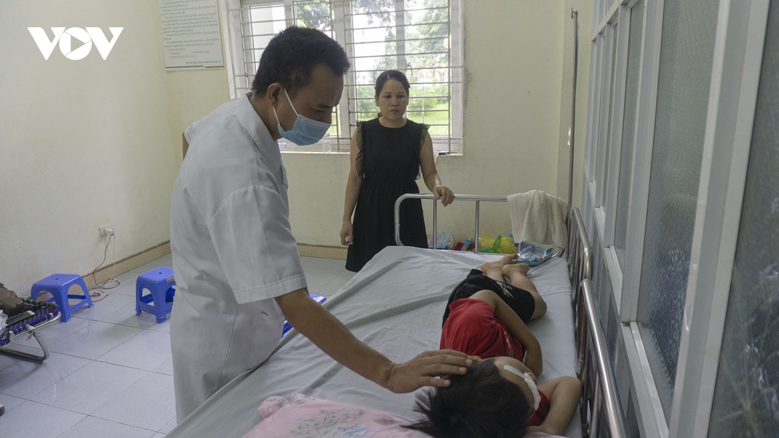 Sức khỏe học sinh ở lớp có quạt trần rơi giờ ra sao?