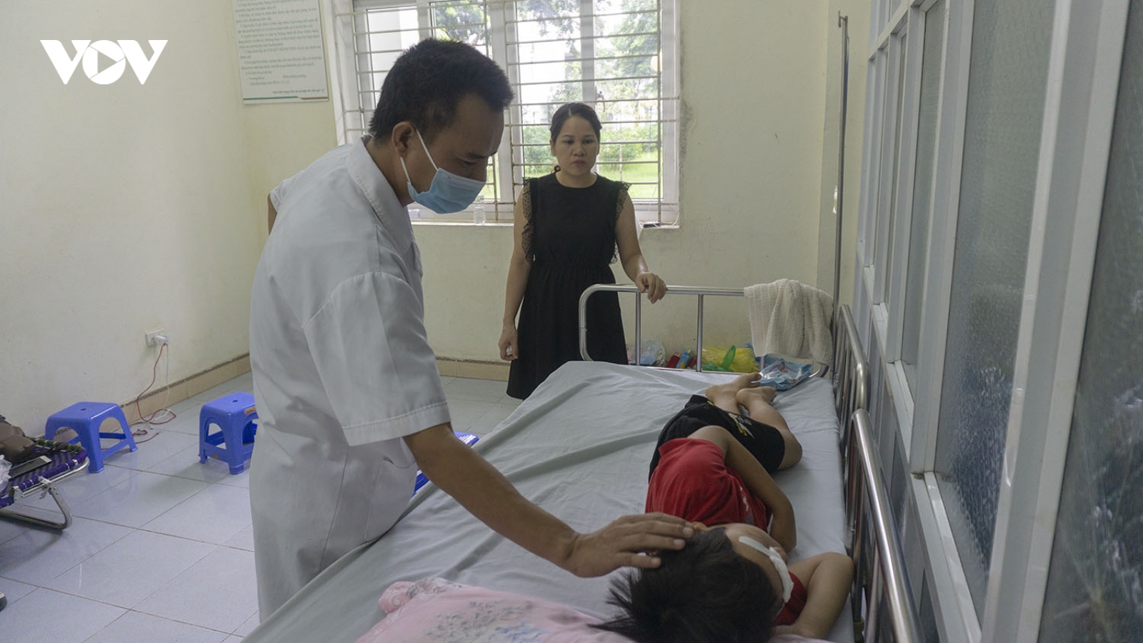 Sức khỏe học sinh ở lớp có quạt trần rơi giờ ra sao?
