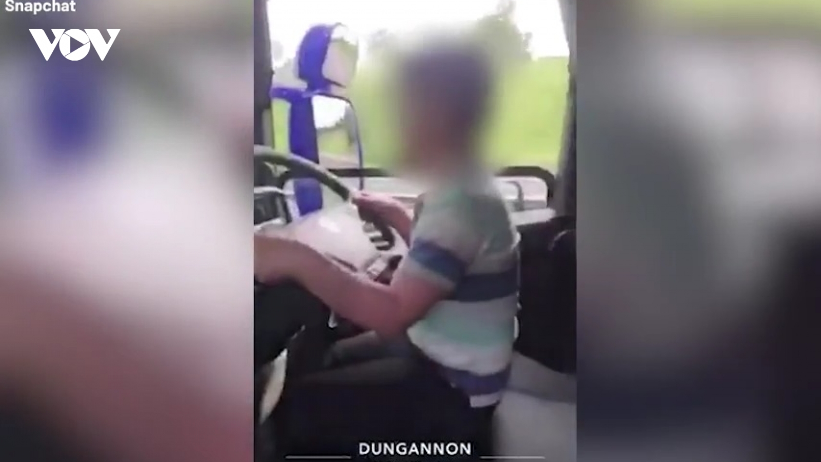 Video: Hãi hùng bé trai lái ô tô tải trên đường cao tốc ở Anh