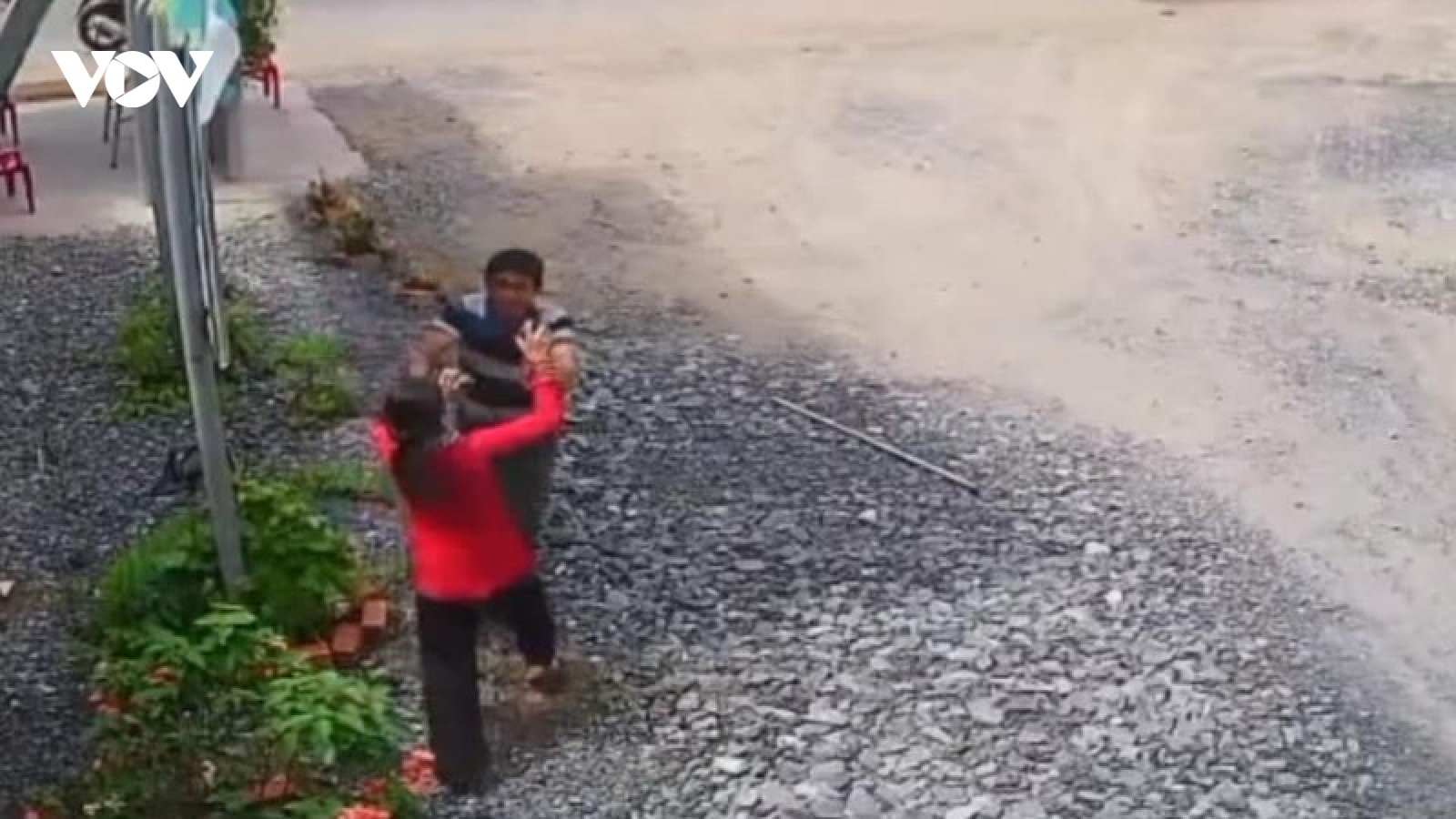 Hai người đàn ông đuổi đánh nữ nhân viên du lịch