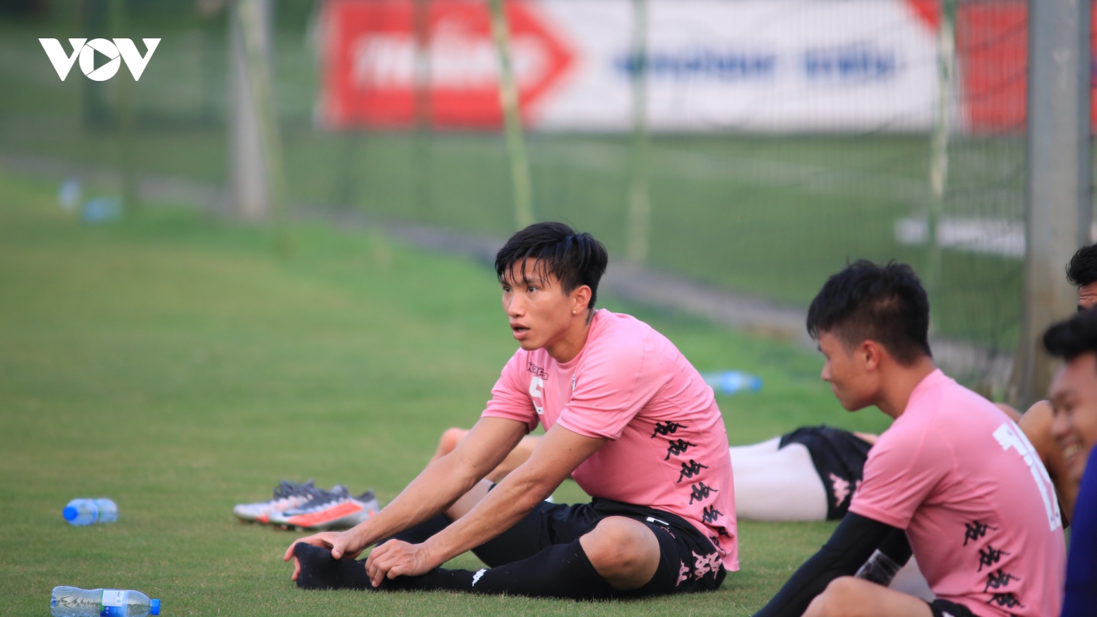 Văn Hậu "tái xuất" ở vị trí trung vệ giúp Hà Nội FC đả bại Viettel