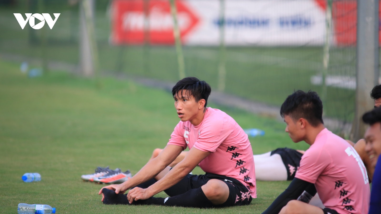 Văn Hậu "tái xuất" ở vị trí trung vệ giúp Hà Nội FC đả bại Viettel