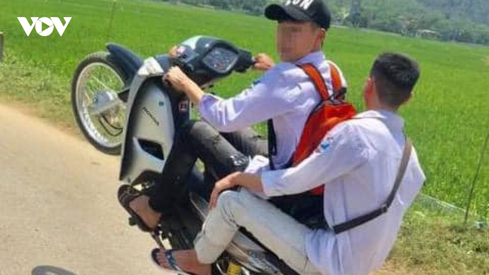 Xử phạt hơn 12 triệu đồng hai thanh niên khoe "bốc đầu" xe máy trên mạng
