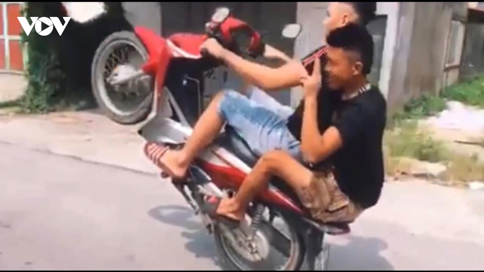Xử phạt 4,3 triệu đồng nam thanh niên bốc đầu xe máy