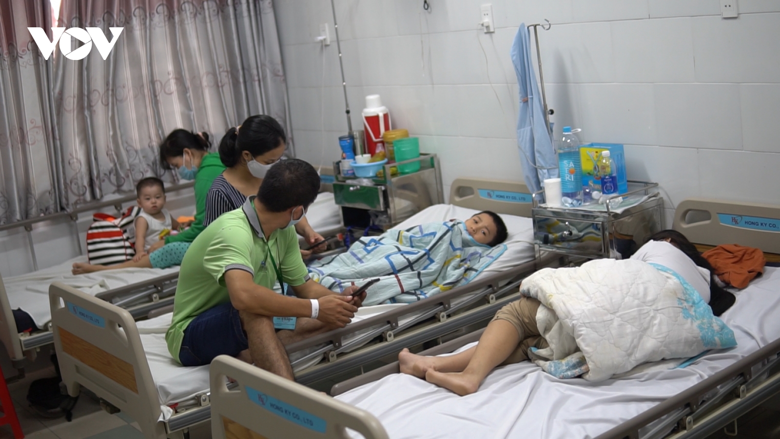 Số người nhập viện nghi do ngộ độc ở trường tiểu học tại TP.HCM tăng lên 45
