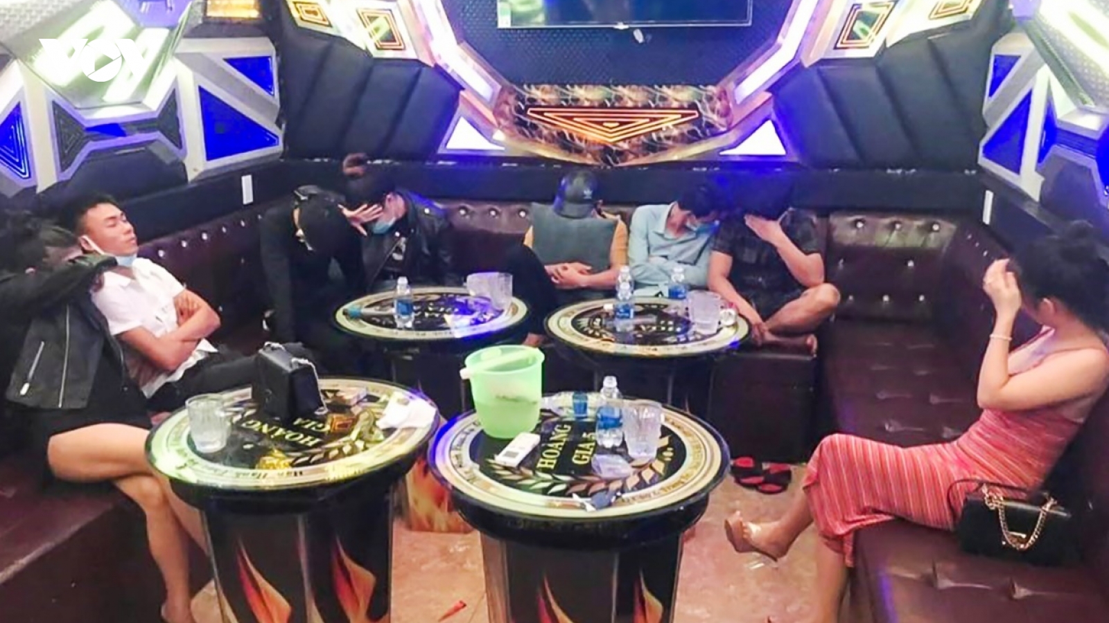 8 thanh niên nam nữ đang "phê" ma túy trong quán karaoke tại Quảng Nam