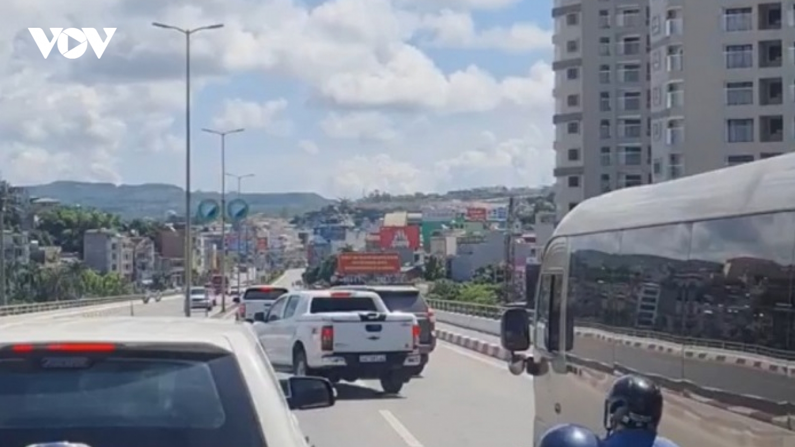 Triệu tập 2 tài xế ô tô đánh võng, chèn nhau trên cầu Bãi Cháy