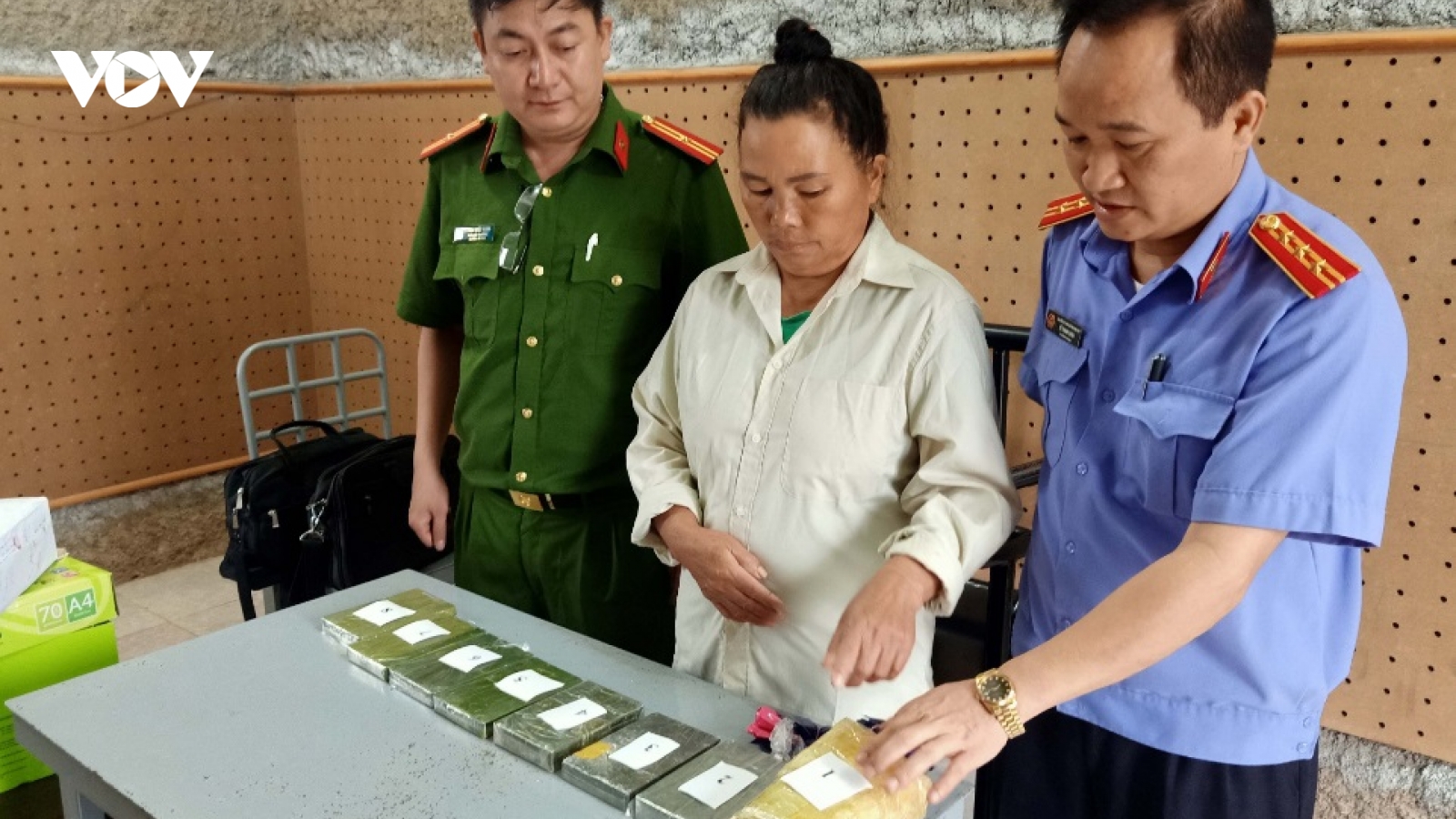 Hai đối tượng mua 7 bánh heroin và hàng nghìn viên ma túy ở biên giới Việt - Lào